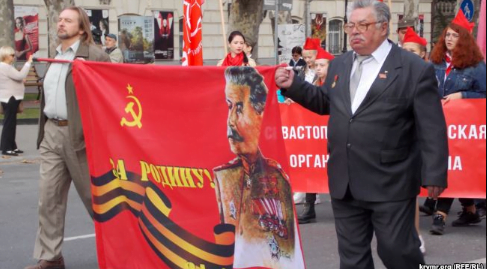 ''На колінах, з попами і Сталіним'', – в Мережі з'явилися фото святкування ''червоного дня'' фанатиками в Криму