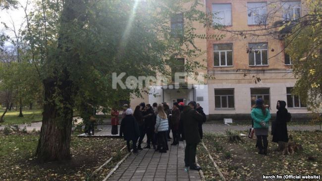 У Керчі терміново евакуюють коледж, де сталося масове вбивство студентів: можливий вибух