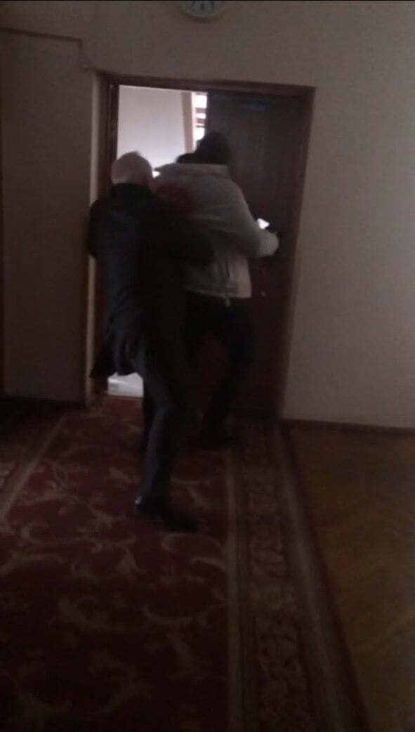  Продачук скидає чоловіка зі сходів