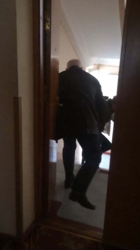  Продачук скидає чоловіка зі сходів