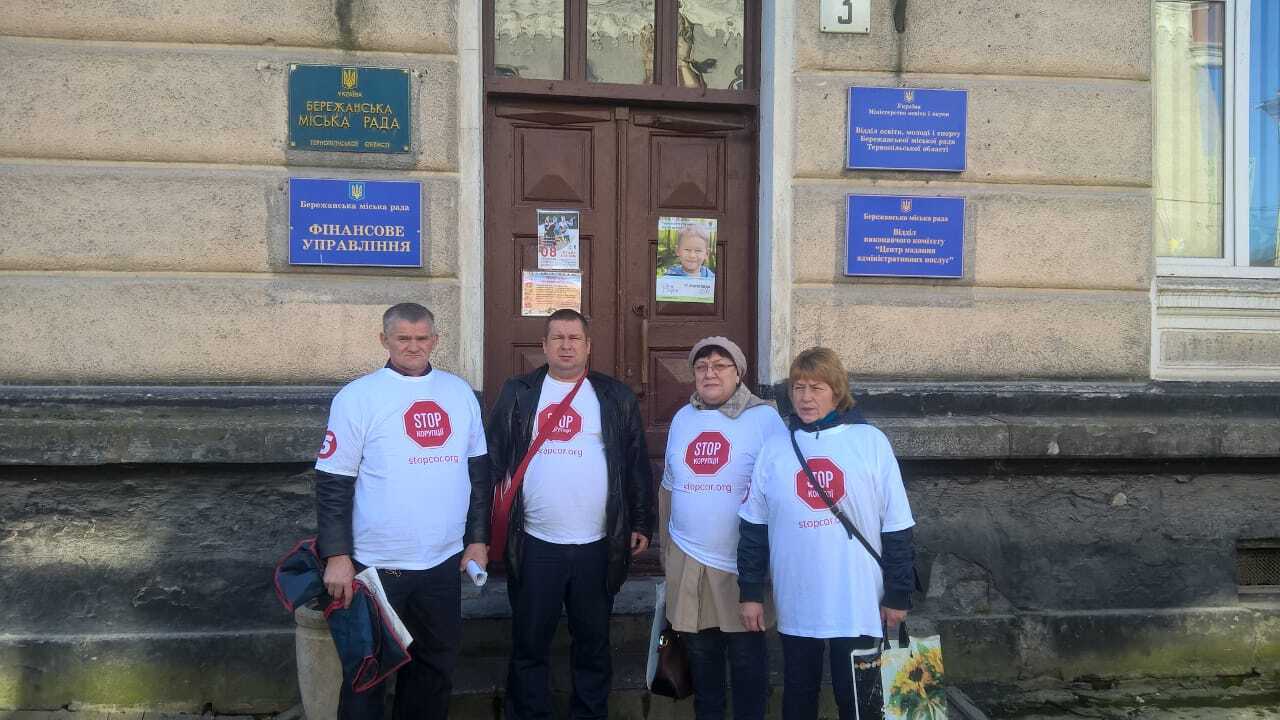 Фекальний колапс – у Бережанах вміст каналізаційних стоків виливається просто на вулиці міста