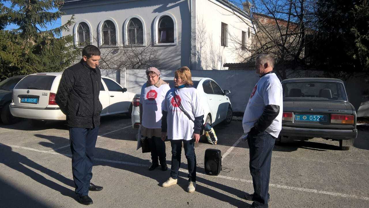 Фекальний колапс – у Бережанах вміст каналізаційних стоків виливається просто на вулиці міста