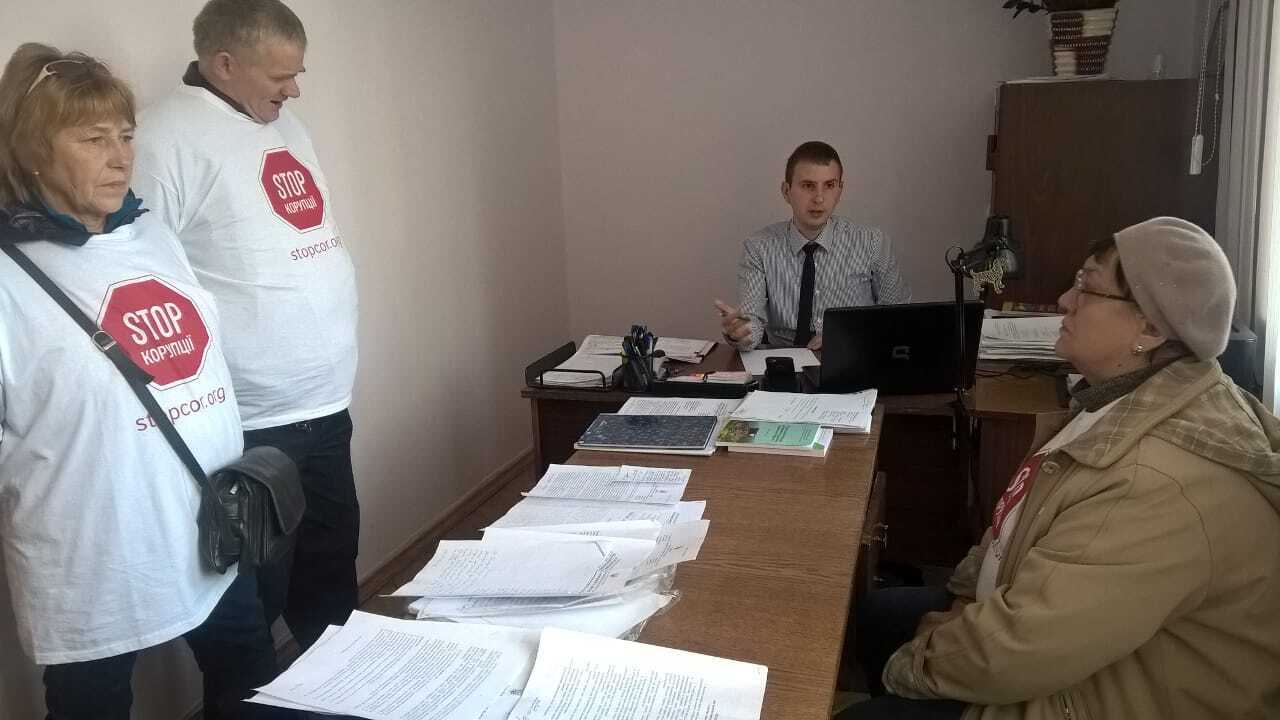 Фекальний колапс – у Бережанах вміст каналізаційних стоків виливається просто на вулиці міста