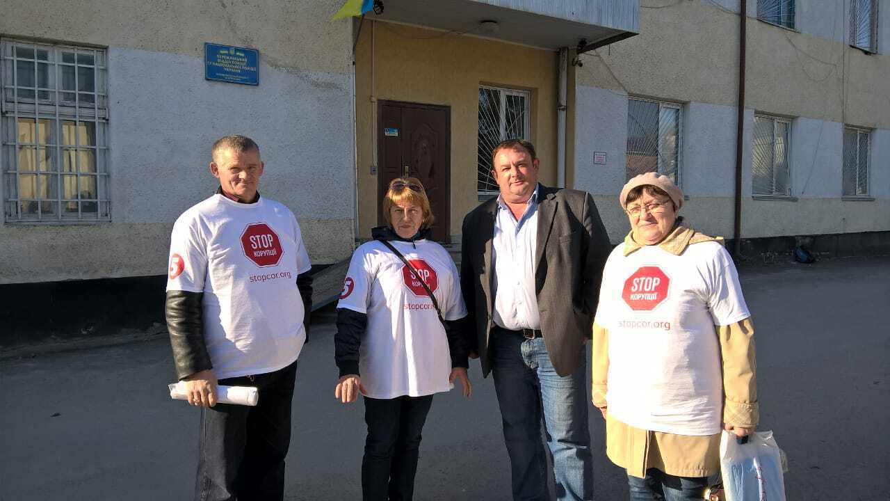 Фекальний колапс – у Бережанах вміст каналізаційних стоків виливається просто на вулиці міста