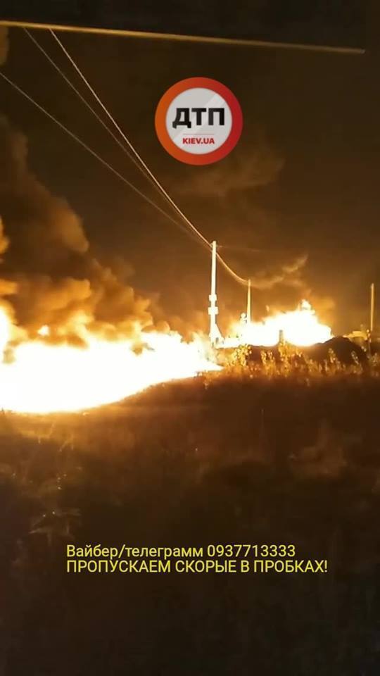 Під Києвом сталася масштабна пожежа на АЗС: кілька тонн палива розлилося по дорозі – кадри