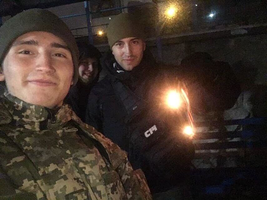 Київські активісти на очах у росіян спалили георгіївську стрічку – фото