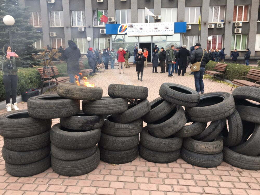 Розлючені жителі Кривого Рогу пішли штурмом на ''Криворіжгаз'': ЗМІ повідомили про захоплення заручників – фото