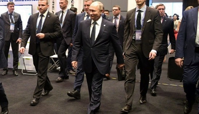 Конфуз із Путіним: президента РФ змусили пройти через рамку металошукача