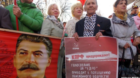 ''На колінах, з попами і Сталіним'', – в Мережі з'явилися фото святкування ''червоного дня'' фанатиками в Криму