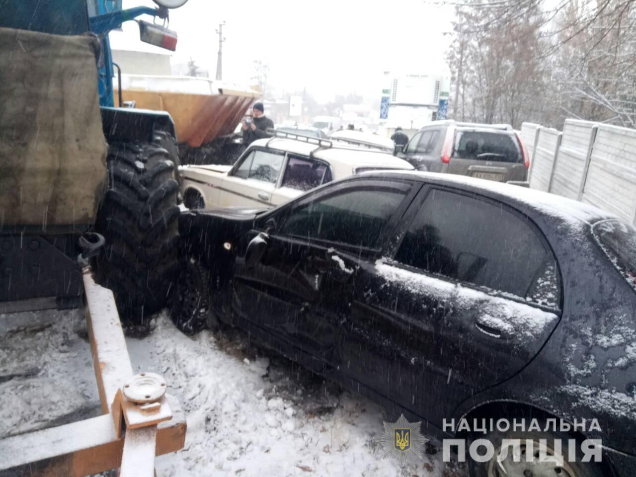 Масштабна ДТП: на Харківщині трактор зіткнувся одразу з вісьмома автомобілями