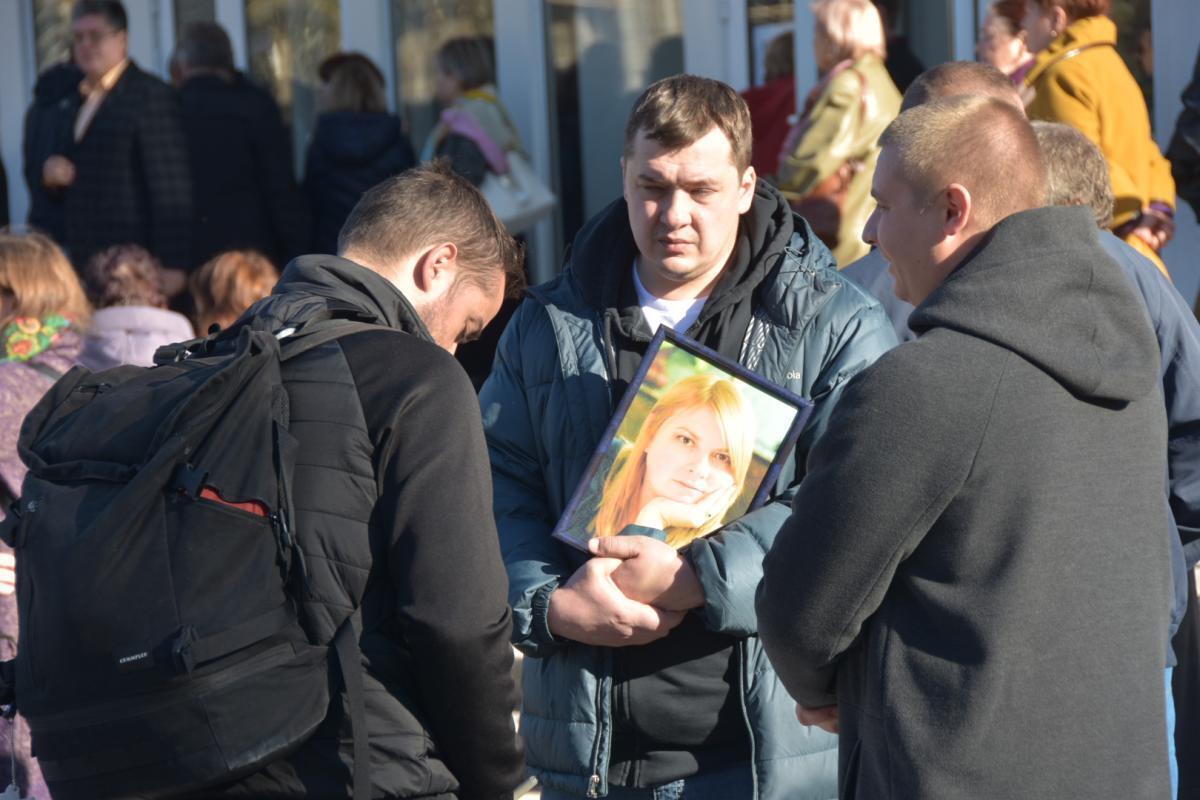 Кадри з церемонії прощання з активісткою Катериною Гандзюк