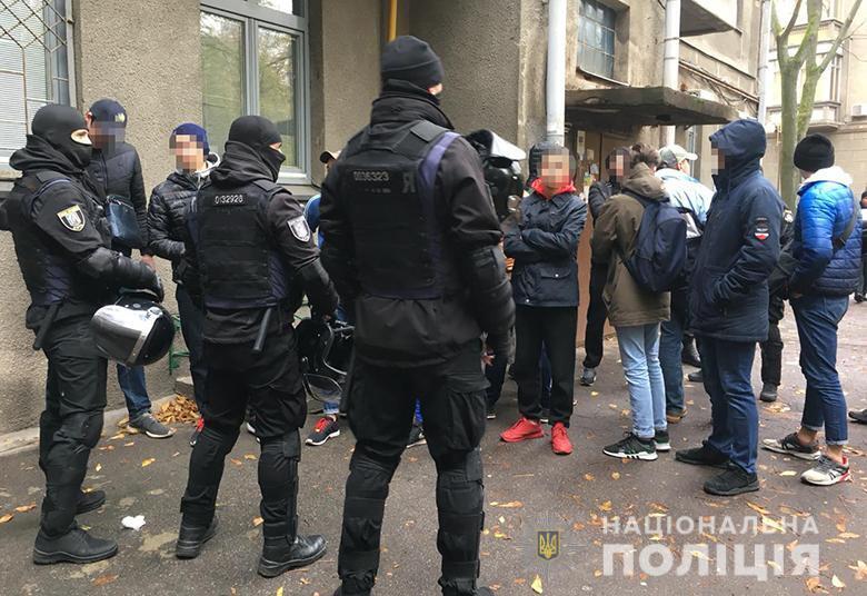 У Києві поліція затримала 52-ох молодиків з балаклавами та кийками (ФОТО)