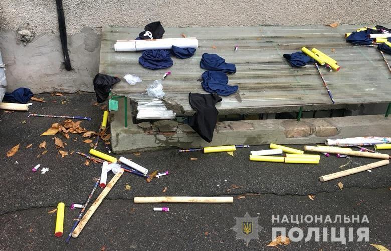 У Києві поліція затримала 52-ох молодиків з балаклавами та кийками (ФОТО)