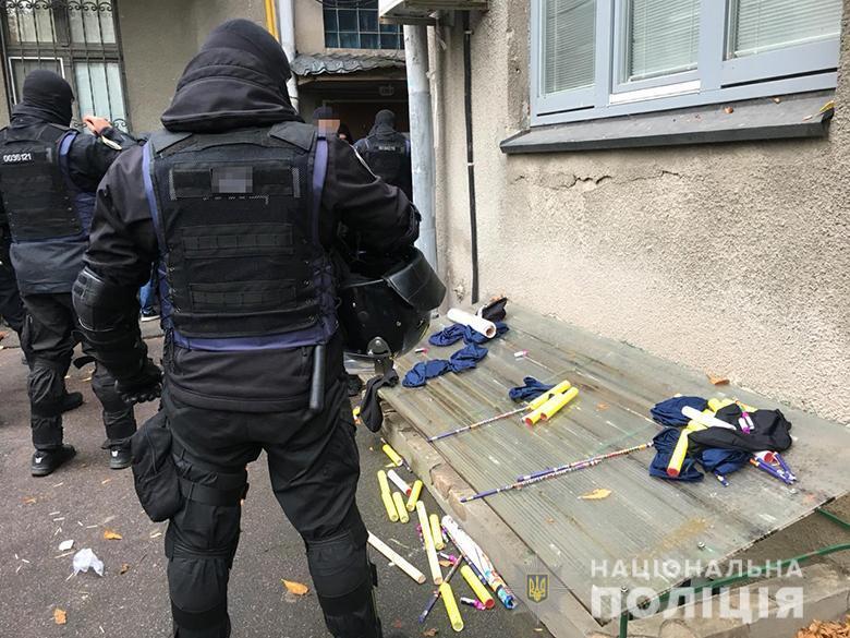 У Києві поліція затримала 52-ох молодиків з балаклавами та кийками (ФОТО)