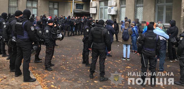 У Києві поліція затримала 52-ох молодиків з балаклавами та кийками (ФОТО)