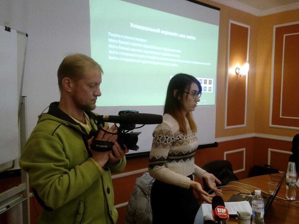  Олена Грозна читає лекцію