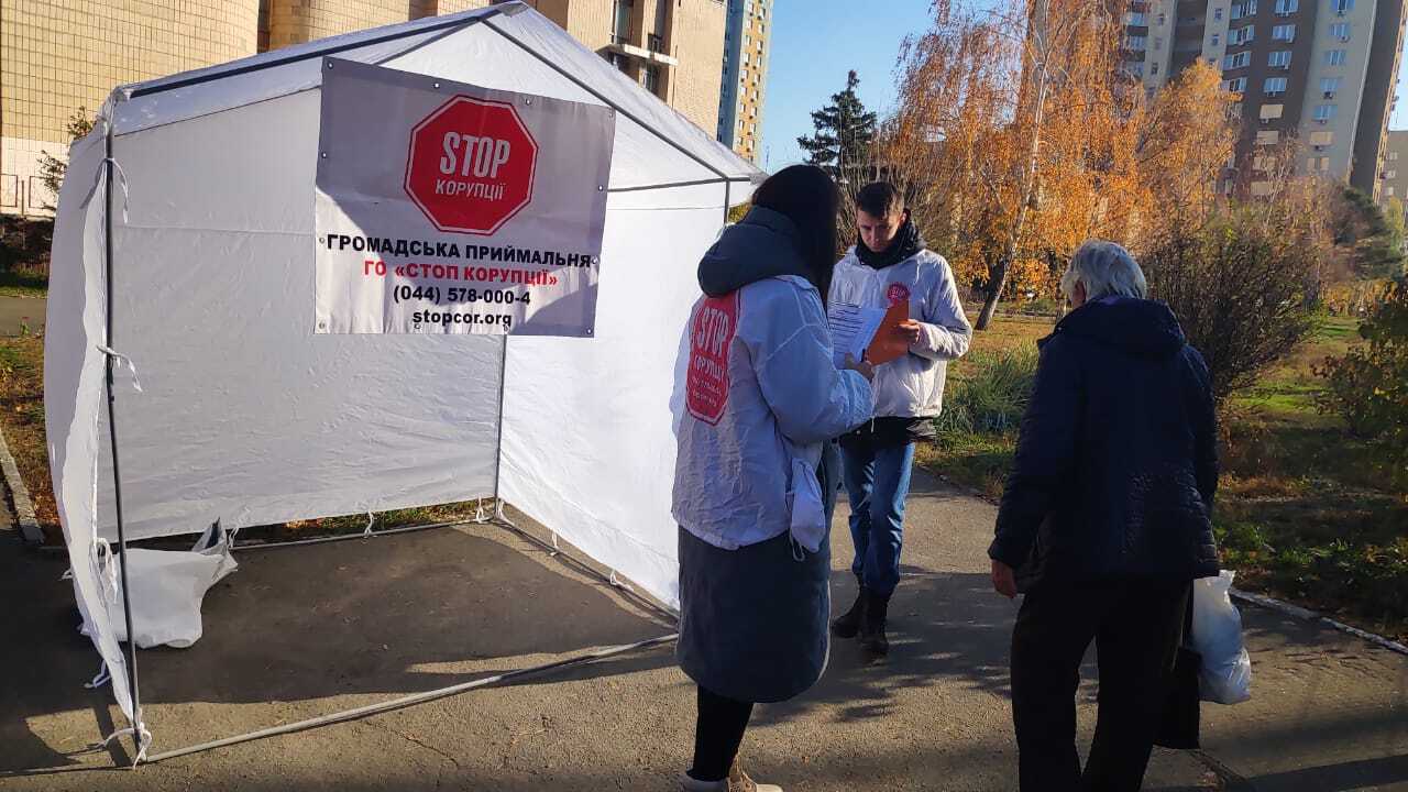 ''Одну звільнили за хабарі, а іншу – за компанію'' – ''СтопКор'' проводить опитування щодо корупції в ''Укрпрофоздоровниці''