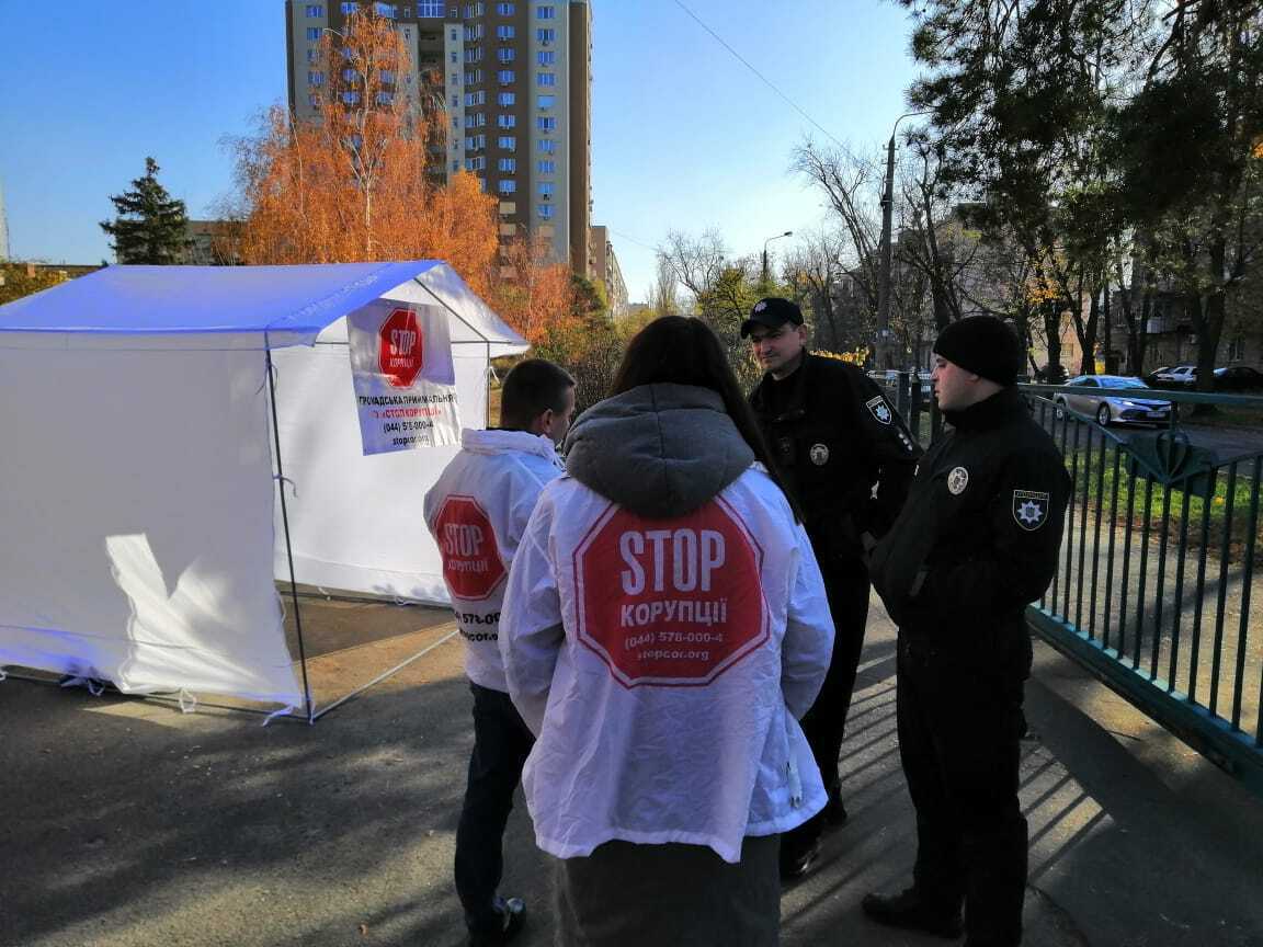 ''Одну звільнили за хабарі, а іншу – за компанію'' – ''СтопКор'' проводить опитування щодо корупції в ''Укрпрофоздоровниці''