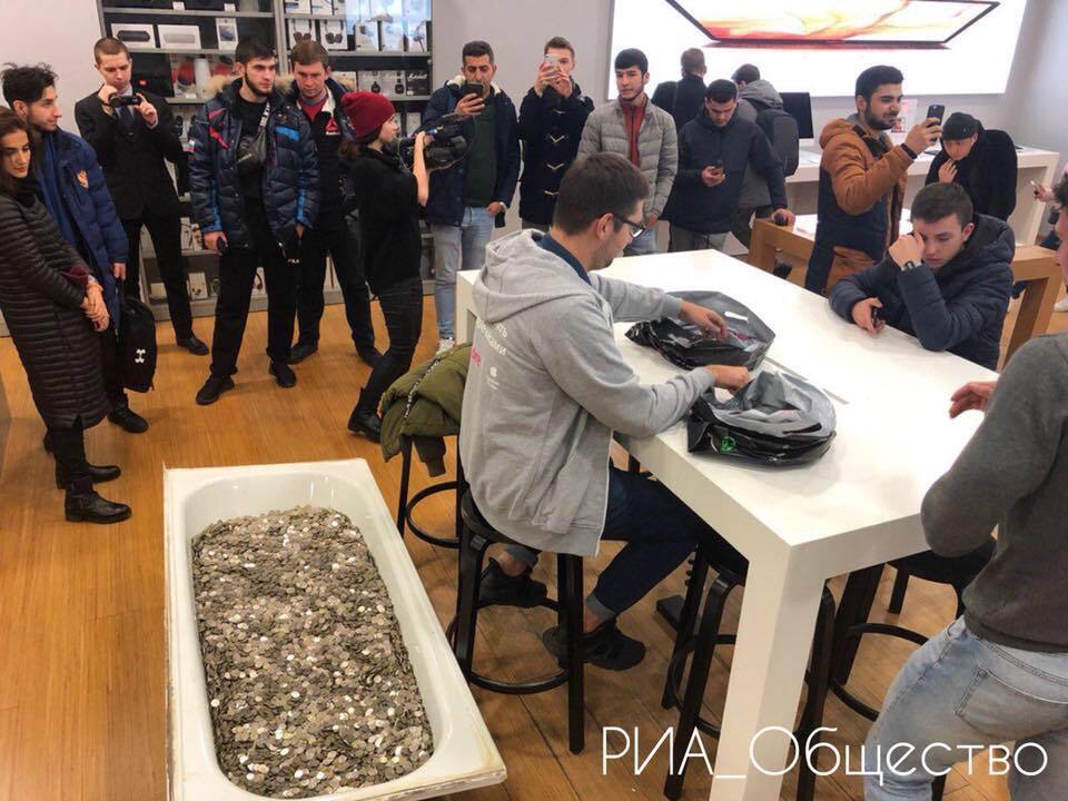 У Москві чоловік прийшов в магазин, щоб купити IPhone за який розрахувався ванною монет (ФОТО)