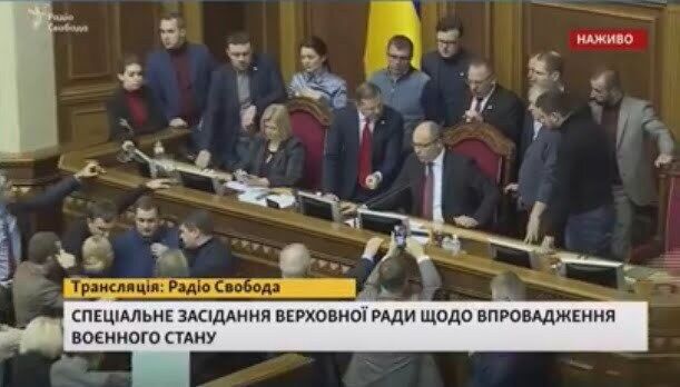Депутати двох фракцій заблокували трибуну ВР та вимагають консультацій щодо впровадження воєнного стану