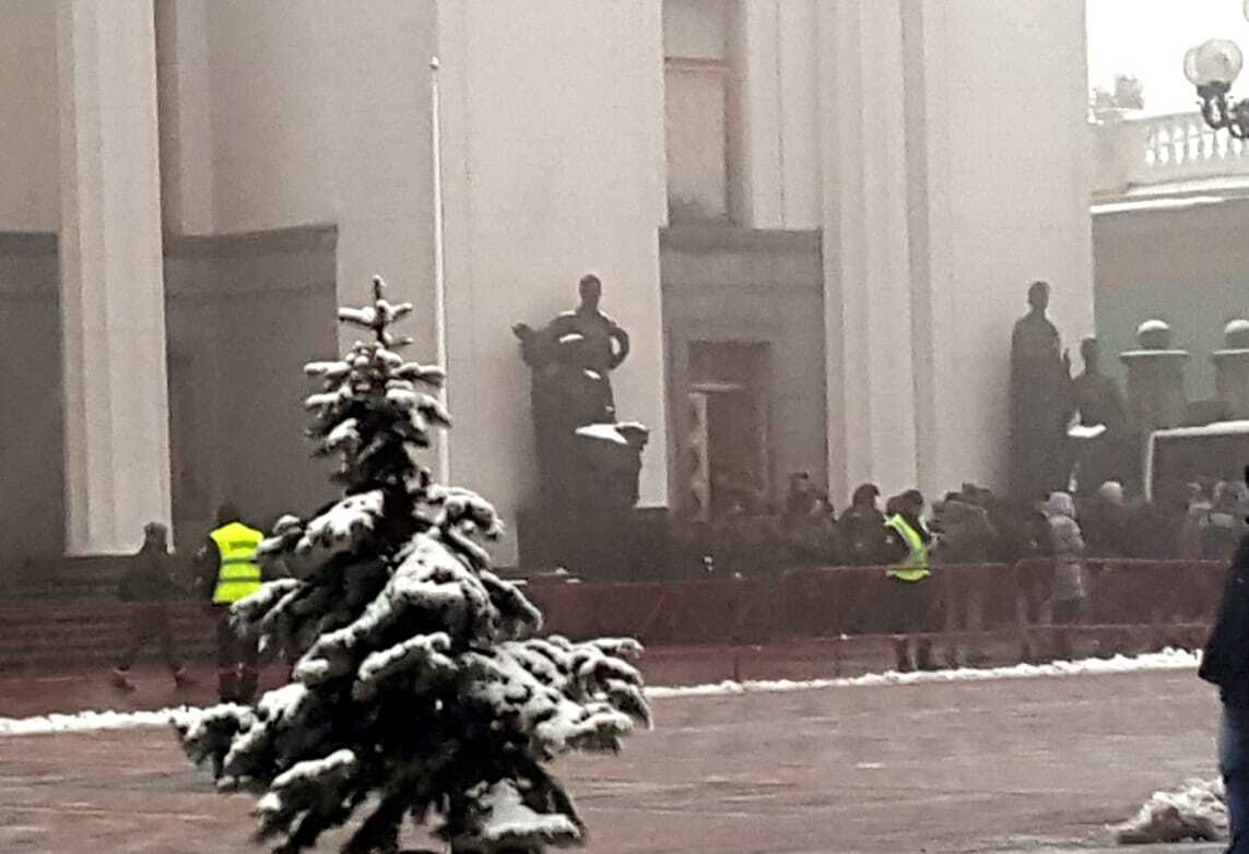 У зв'язку із позачерговим засіданням парламенту через агресію РФ біля ВРУ посилені заходи безпеки (ФОТО)