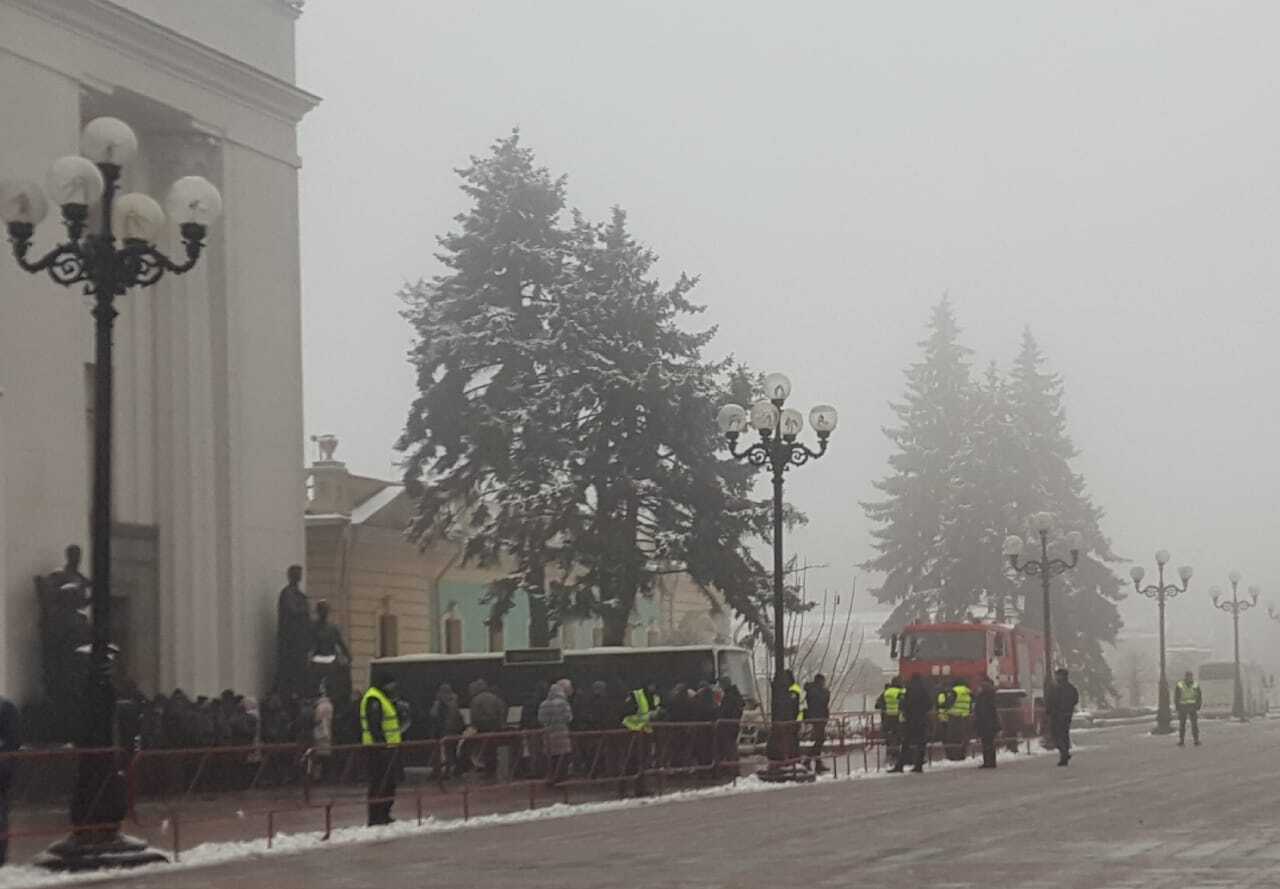 У зв'язку із позачерговим засіданням парламенту через агресію РФ біля ВРУ посилені заходи безпеки (ФОТО)