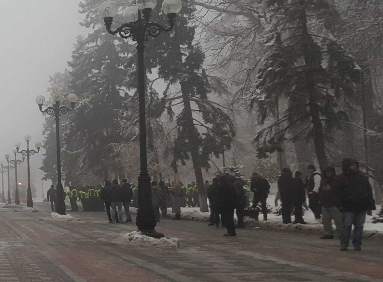 У зв'язку із позачерговим засіданням парламенту через агресію РФ біля ВРУ посилені заходи безпеки (ФОТО)