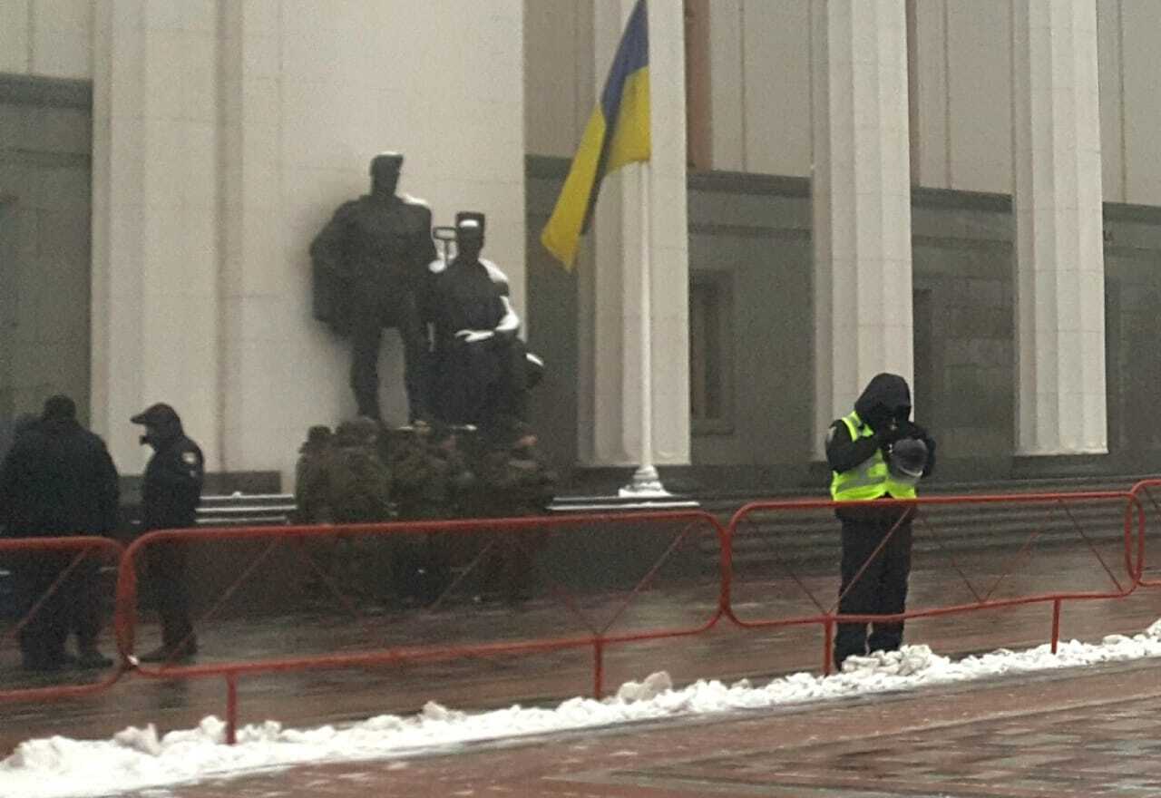 У зв'язку із позачерговим засіданням парламенту через агресію РФ біля ВРУ посилені заходи безпеки (ФОТО)