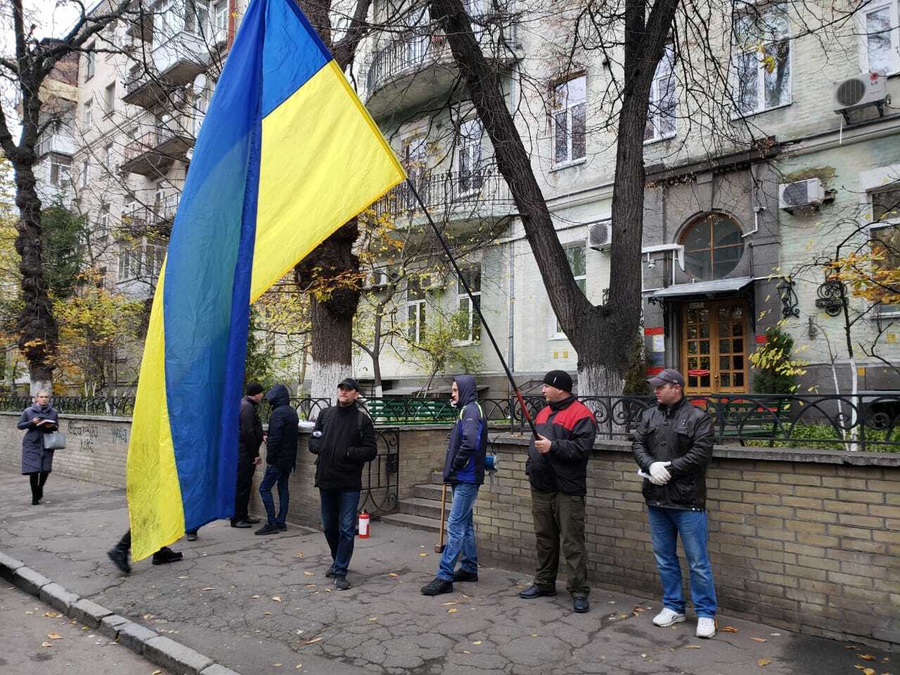 Сиренами по вухах – «Націократія» в дії. Молодики з кийками та гучномовцями налякали мешканців Печерська