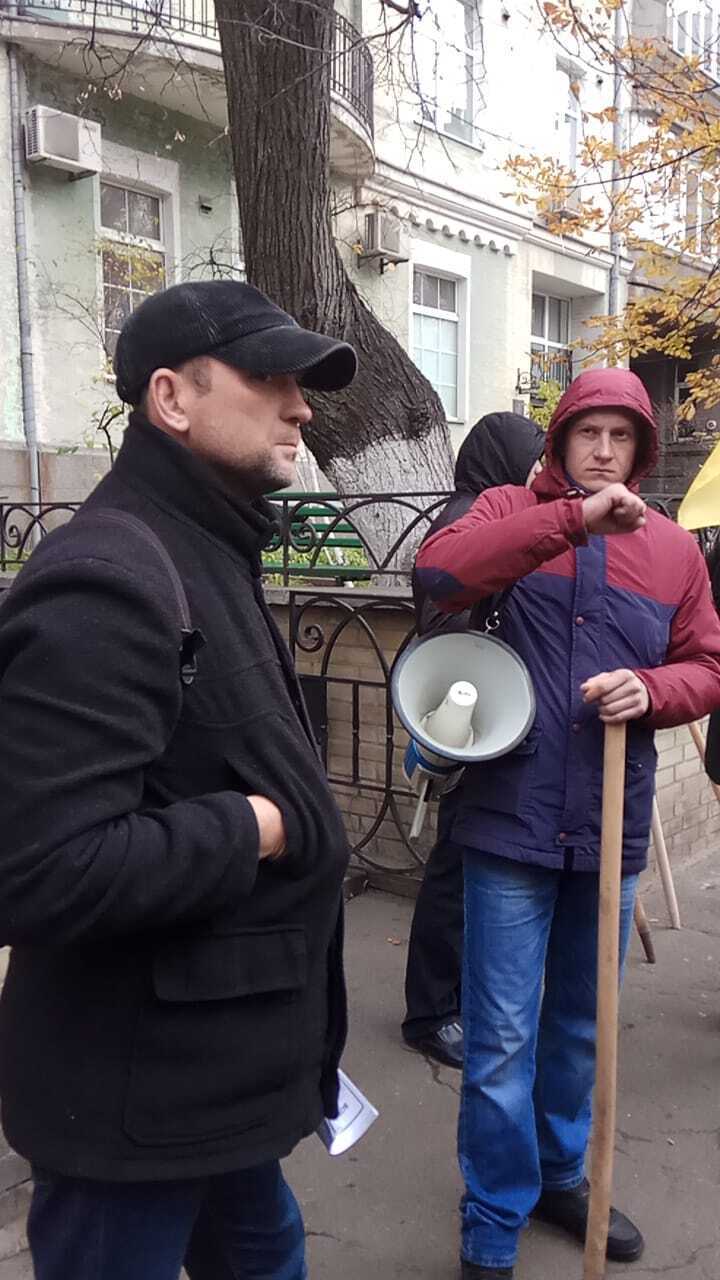 Сиренами по вухах – «Націократія» в дії. Молодики з кийками та гучномовцями налякали мешканців Печерська