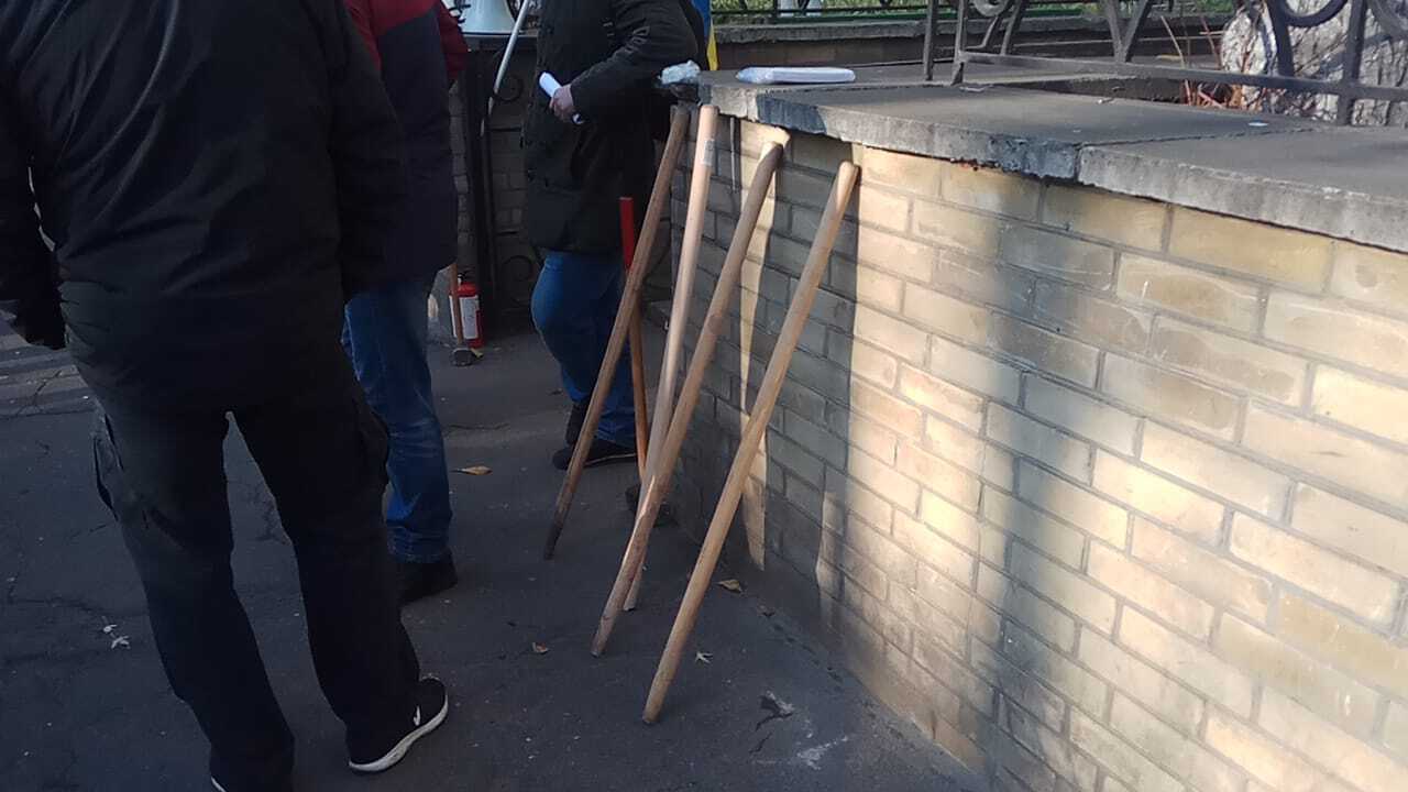 Сиренами по вухах – «Націократія» в дії. Молодики з кийками та гучномовцями налякали мешканців Печерська