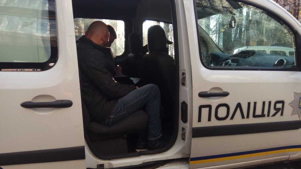 Сиренами по вухах – «Націократія» в дії. Молодики з кийками та гучномовцями налякали мешканців Печерська