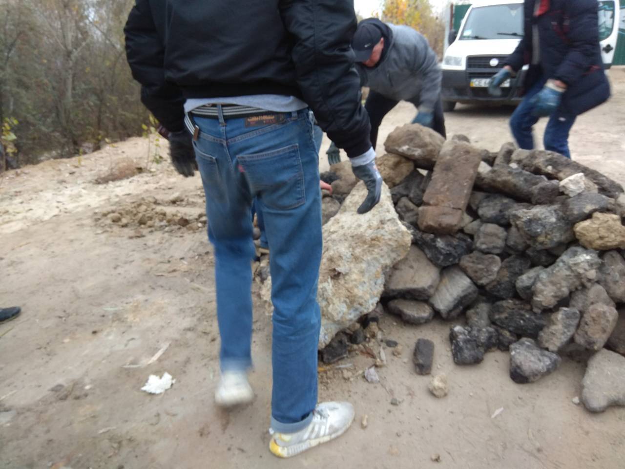 Програли суд і пішли у наступ: на Осокорках агресивні молодики ламають паркан на законному будівництві