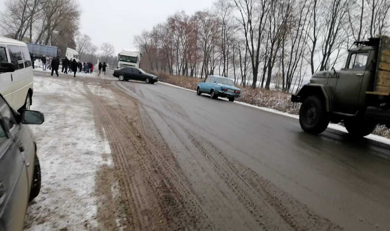 Тітушки рейдера Грибова кидаються під колеса вантажівок та нападають на працівників ''Росток-Холдингу''