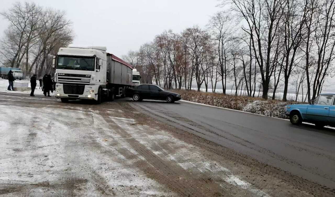 Тітушки рейдера Грибова кидаються під колеса вантажівок та нападають на працівників ''Росток-Холдингу''