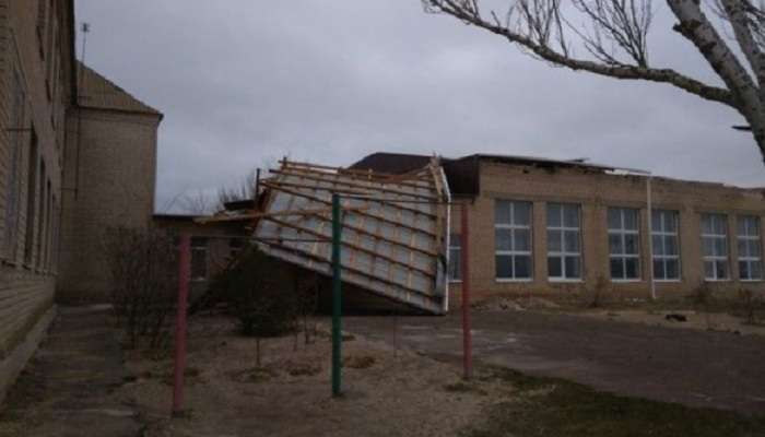 На Запоріжжі шквальний вітер зніс дах школи