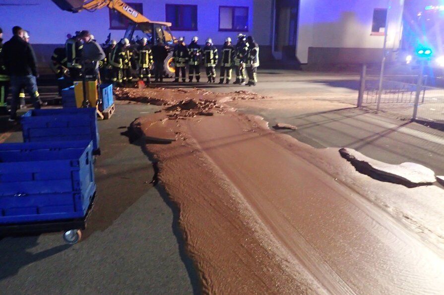 ''І на нашій вулиці'' – у Німеччині на дорогу вилилась тонна шоколаду (фото)