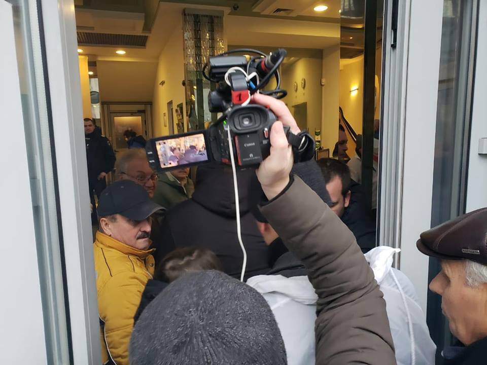 ''Сбербанк'' ''віджимає'' українську ''Росинку'': під банком акція протесту
