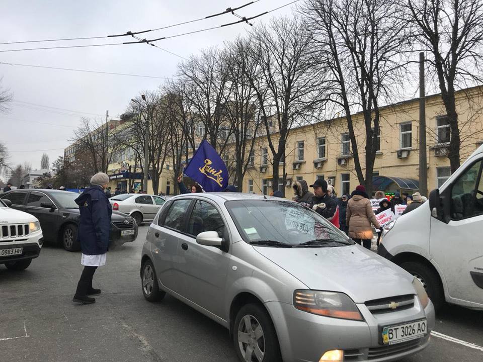 Колектив ''Росинки'' перекрив дорогу в Києві: просять захистити завод від захоплення ''Сбербанком''