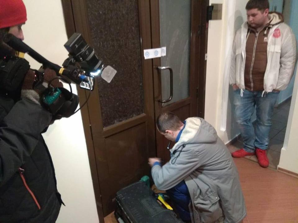 В ректорат із судовими виконавцями: легітимне керівництво Одеського меду повернулось на роботу