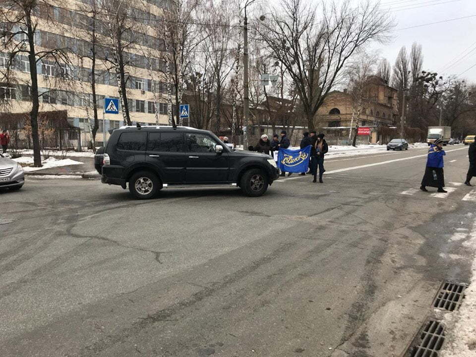 Колектив ''Росинки'' перекрив дорогу в Києві: просять захистити завод від захоплення ''Сбербанком''