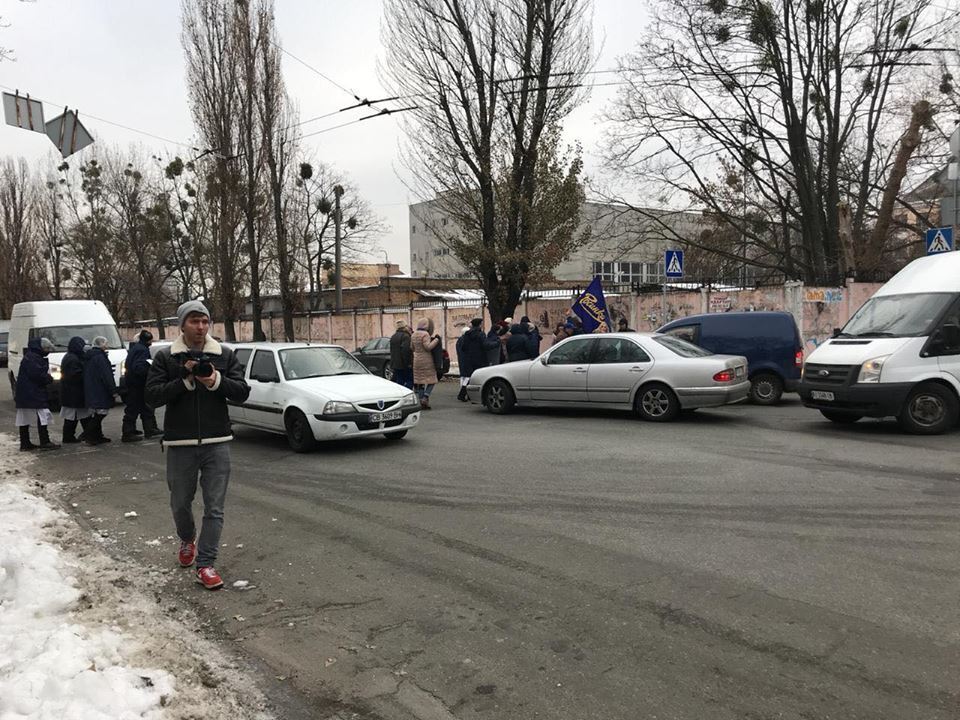 Колектив ''Росинки'' перекрив дорогу в Києві: просять захистити завод від захоплення ''Сбербанком''
