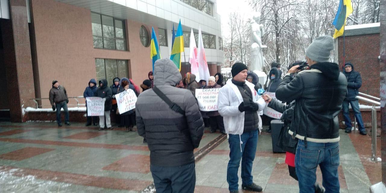 Суддя, поверни 23 мільйони державі: під Апеляційним судом Києва протест через справу рейдерки Софієнко
