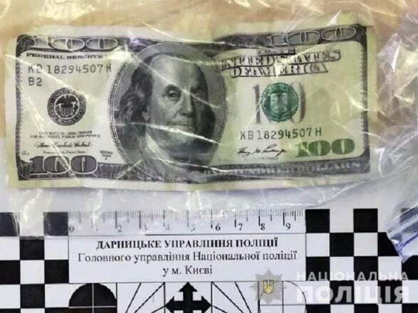 У столиці водій таксі пограбував пасажира