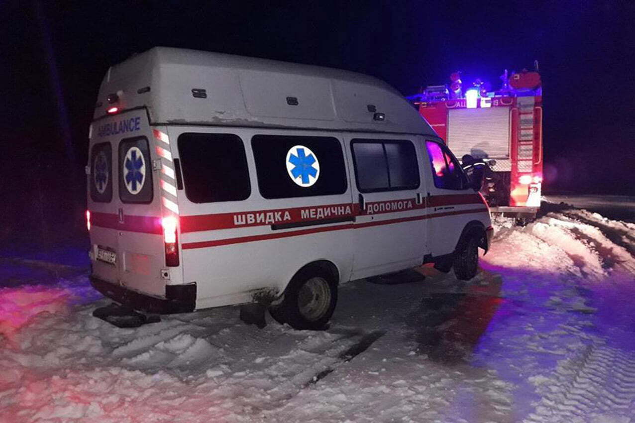 На Хмельниччині бійці ДСНС врятували зі снігового замету п'ятьох дітей і хвору жінку