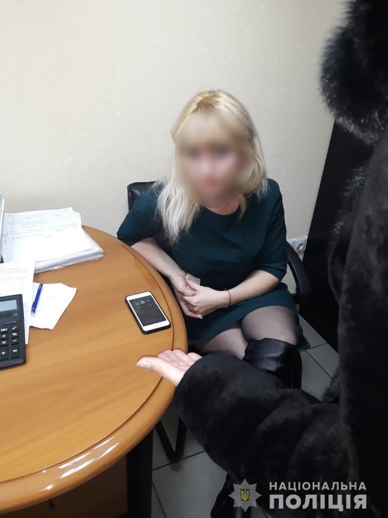 У Києві затримали молоду керівницю банку за вимагання хабара майже в мільйон гривень (ФОТО)