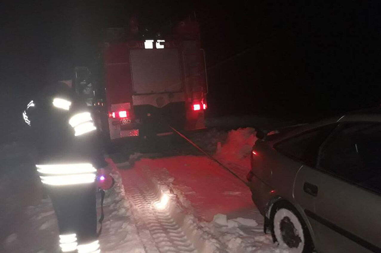 На Хмельниччині бійці ДСНС врятували зі снігового замету п'ятьох дітей і хвору жінку
