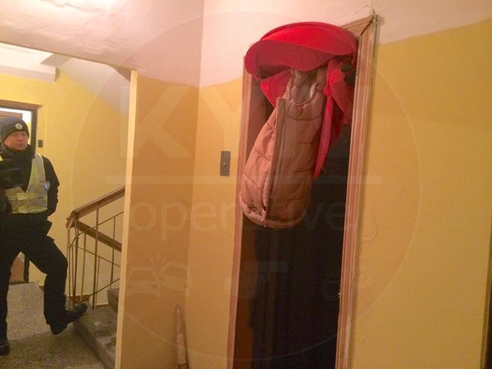 У Києві в одному з будинків ліфт розчавив візочок з немовлям (ФОТО)