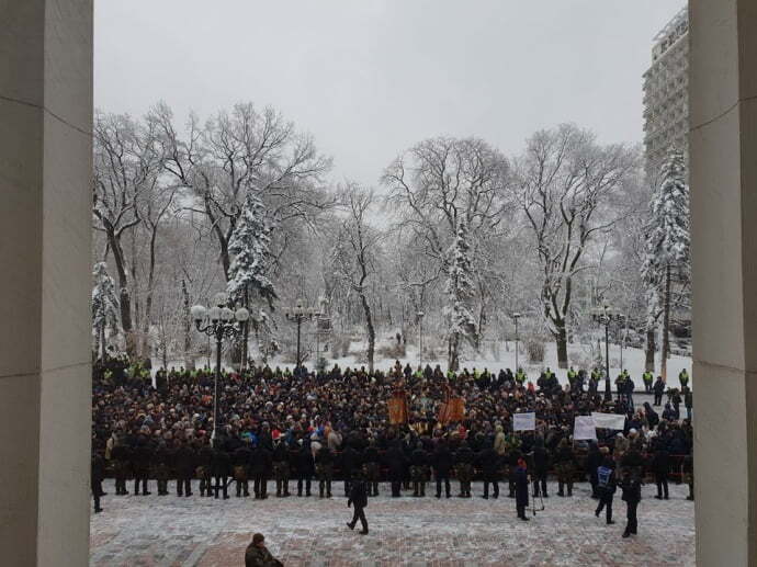 Парафіяни і священики УПЦ МП мітингують під Верховною Радою – кадри