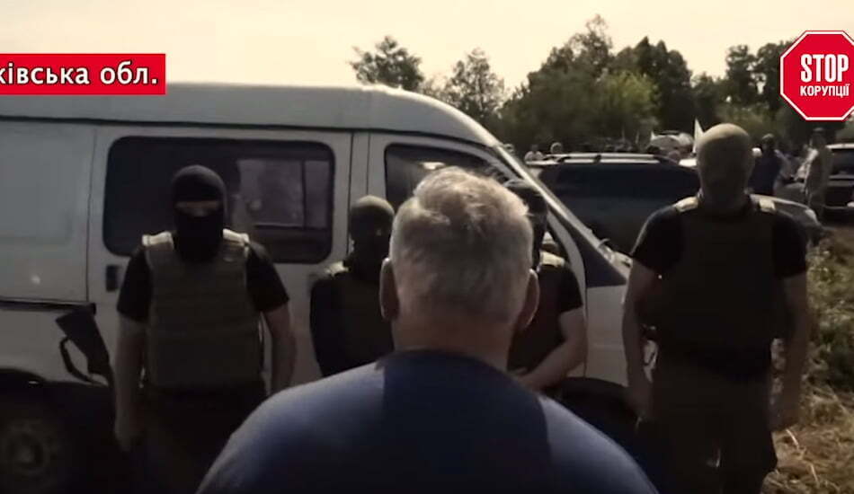 «Напиваються й стріляють»: на Харківщині озброєні найманці Камінської віджимають землю і врожай у селян
